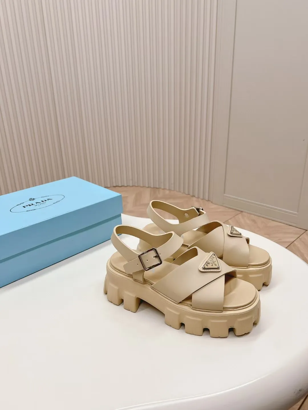 👟👟Ex-factory price 440👟👟 Prada's new spring and summer sawtooth Roman thick-soled rubber sandals, retro, fashionable and avant-garde gear teeth 55mm, thick-soled soles with rubber uppers, making the whole pair of shoes light and comfortable, bright colors, satisfying a variety of choices for fashionable people with different styles! The iconic metal triangle logo is paired with the shape of ancient beach sandals. Every design element is fashionable! Code number 35-40